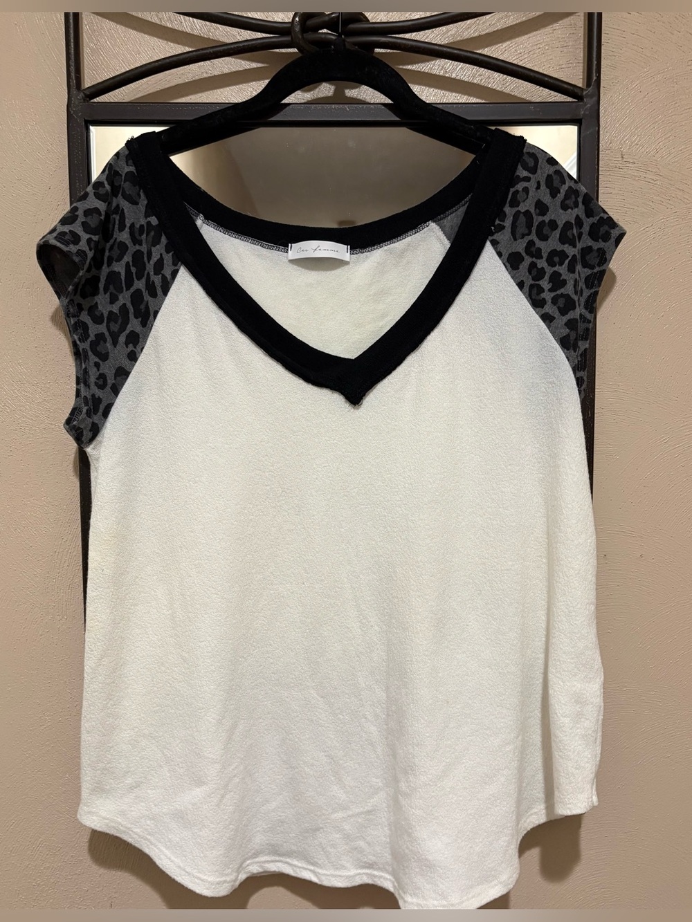 Ces Femme White V-Neck Tee with Black Trim and Gray Leopard Cap Sleeves Size L